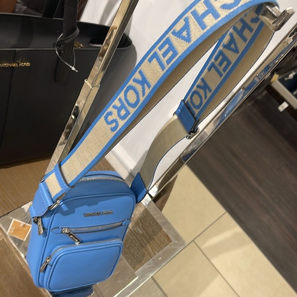 MICHAEL KORS Jet Set Medium Leather Crossbody Bag Flight
Sth Pacific
NWT - Picture 14 of 16